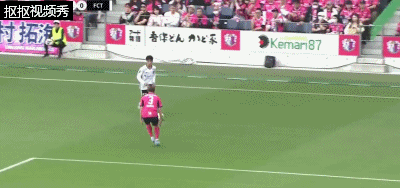 FC东京球员在禁区内被绊倒，主裁判判罚点球