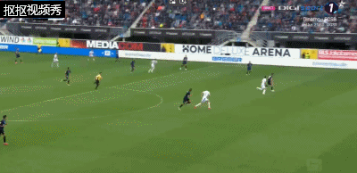 荷尔斯泰因反击中球被帕德博恩门将抢先解围