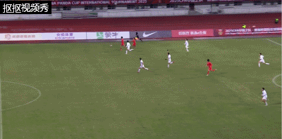 杨希禁区内被推倒，裁判没有表示