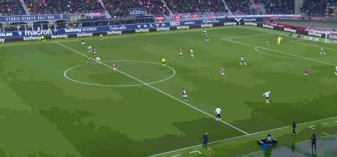 戴维破门但麦肯尼越位在先进球无效