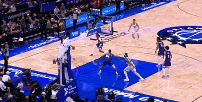 克尼佩尔踩队友脚上导致崴脚