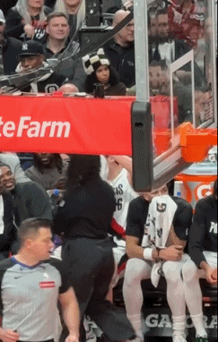 队医帮助杨瀚森清理伤口