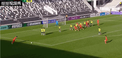 王钰栋主罚任意球擦着立柱飞出底线