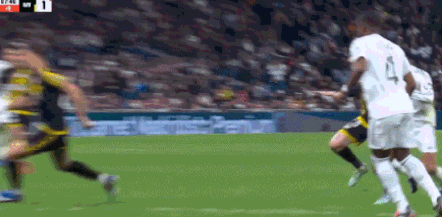 卜拉欣禁区内被踢倒