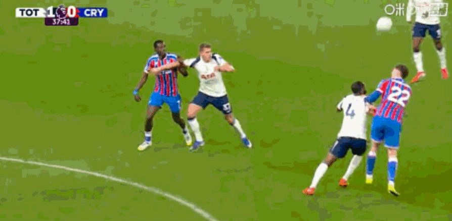 范德芬禁区内拉倒单刀萨尔被判红点