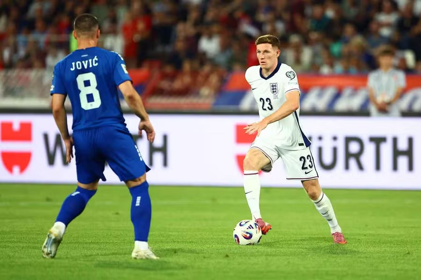 诺丁汉森林及英格兰队球员埃利奥特・安德森在对阵塞尔维亚的比赛中控球