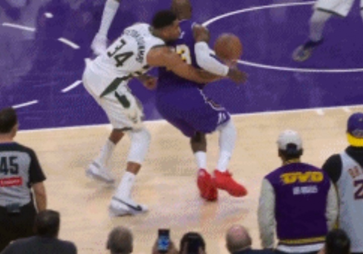 字母哥抢断詹姆斯最后一攻